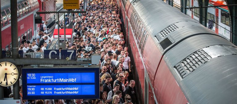 Eintracht-Fans am Frankfurter Hauptbahnhof warten auf den Zug.  (Foto: dpa Bildfunk, picture alliance/dpa | Frank Rumpenhorst)