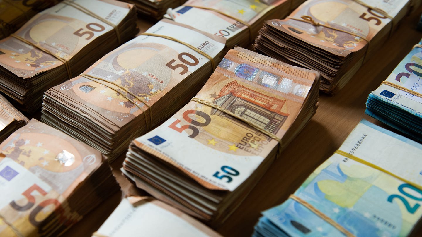 Euro-Banknoten liegen während einer Pressekonferenz im Bundeskriminalamt gebündelt auf einem Tisch.