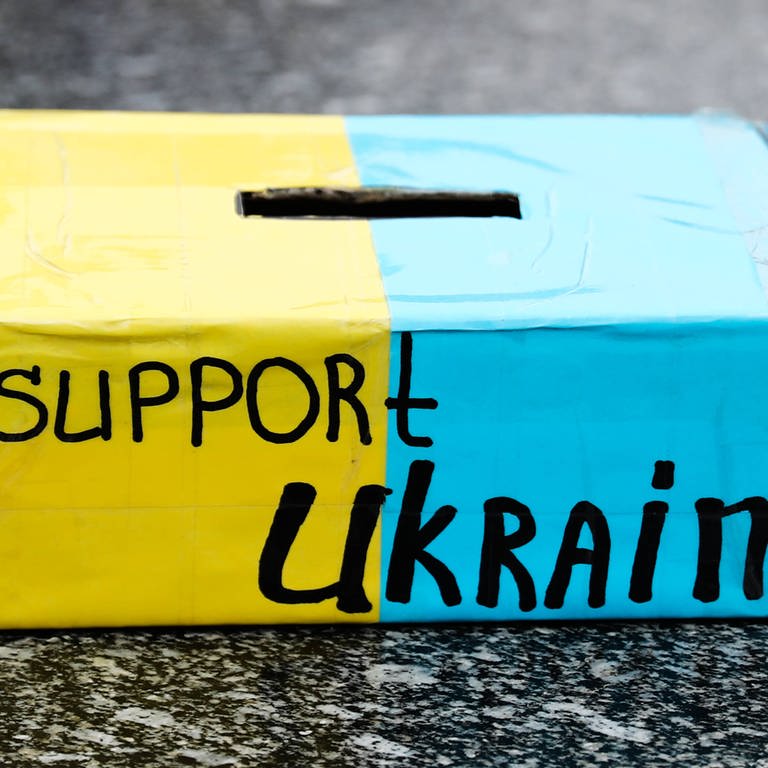 Ukrainians Demonstration In Krakow A money box with support Ukraine writing is seen during the demonstration in Krakow, Poland  (Foto: Getty Images, IMAGO / NurPhoto)
