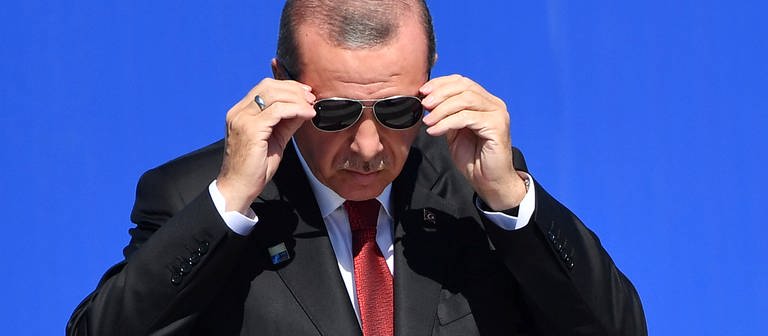 Der türkische Präsident Recep Tayyip Erdogan mit Sonnenbrille. (Foto: dpa Bildfunk, picture alliance / Geert Vanden Wijngaert/AP/dpa | Geert Vanden Wijngaert)