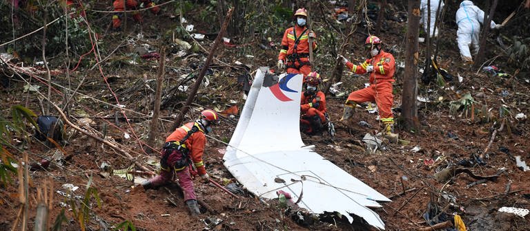 Rettungskräfte sind an der Absturzstelle des Flugzeugs im Kreis Tengxian in der südchinesischen autonomen Region Guangxi im Einsatz.  (Foto: dpa Bildfunk, picture alliance/dpa/XinHua | Lu Boan)