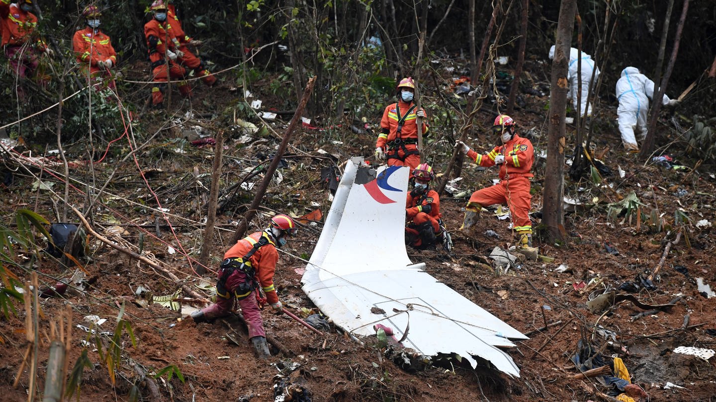 Rettungskräfte sind an der Absturzstelle des Flugzeugs im Kreis Tengxian in der südchinesischen autonomen Region Guangxi im Einsatz.