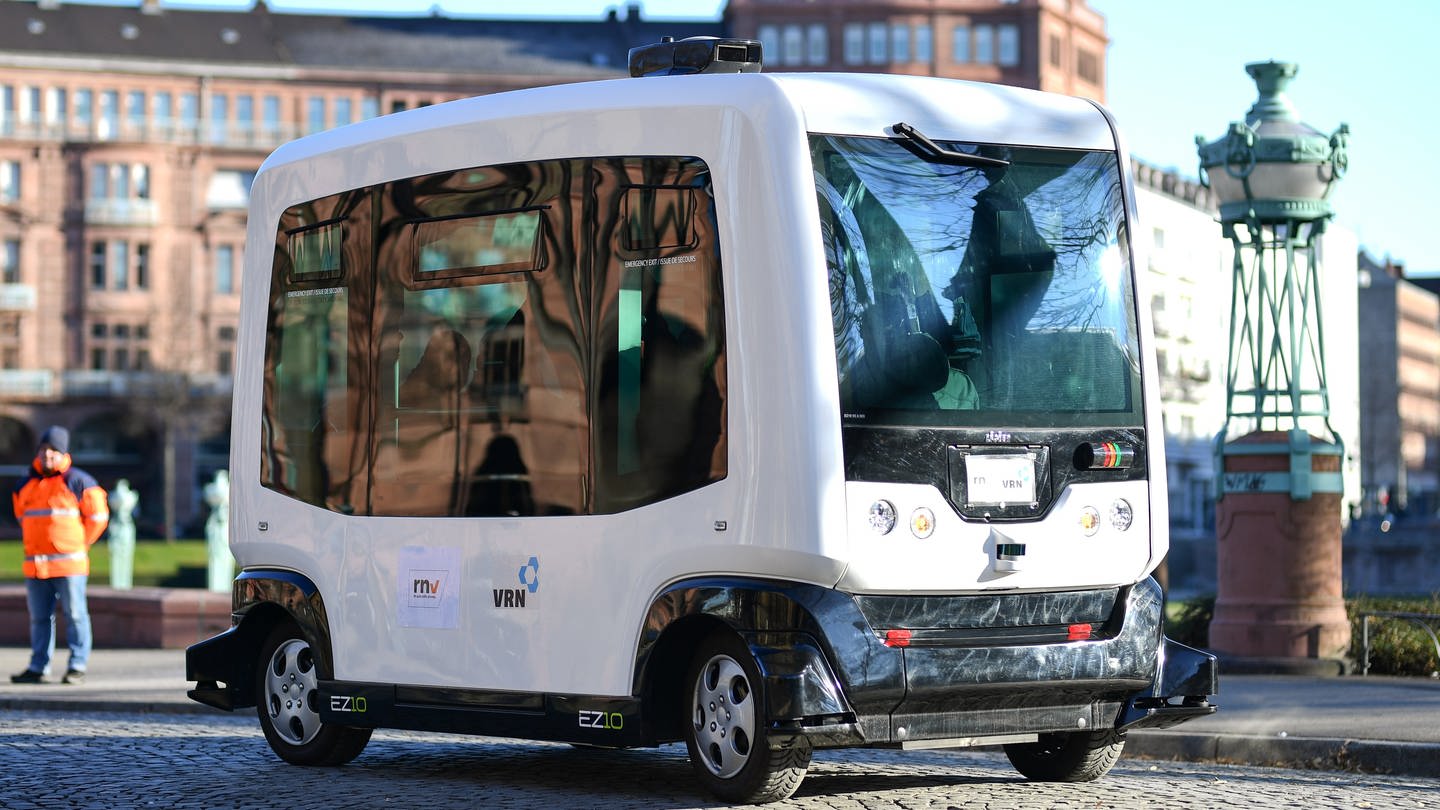 Ein Bus vom Typ EZ10 fährt in der Innenstadt bei der Präsentation des autonomen, selbstfahrenden Bus-Shuttles der Firma Easymile.
