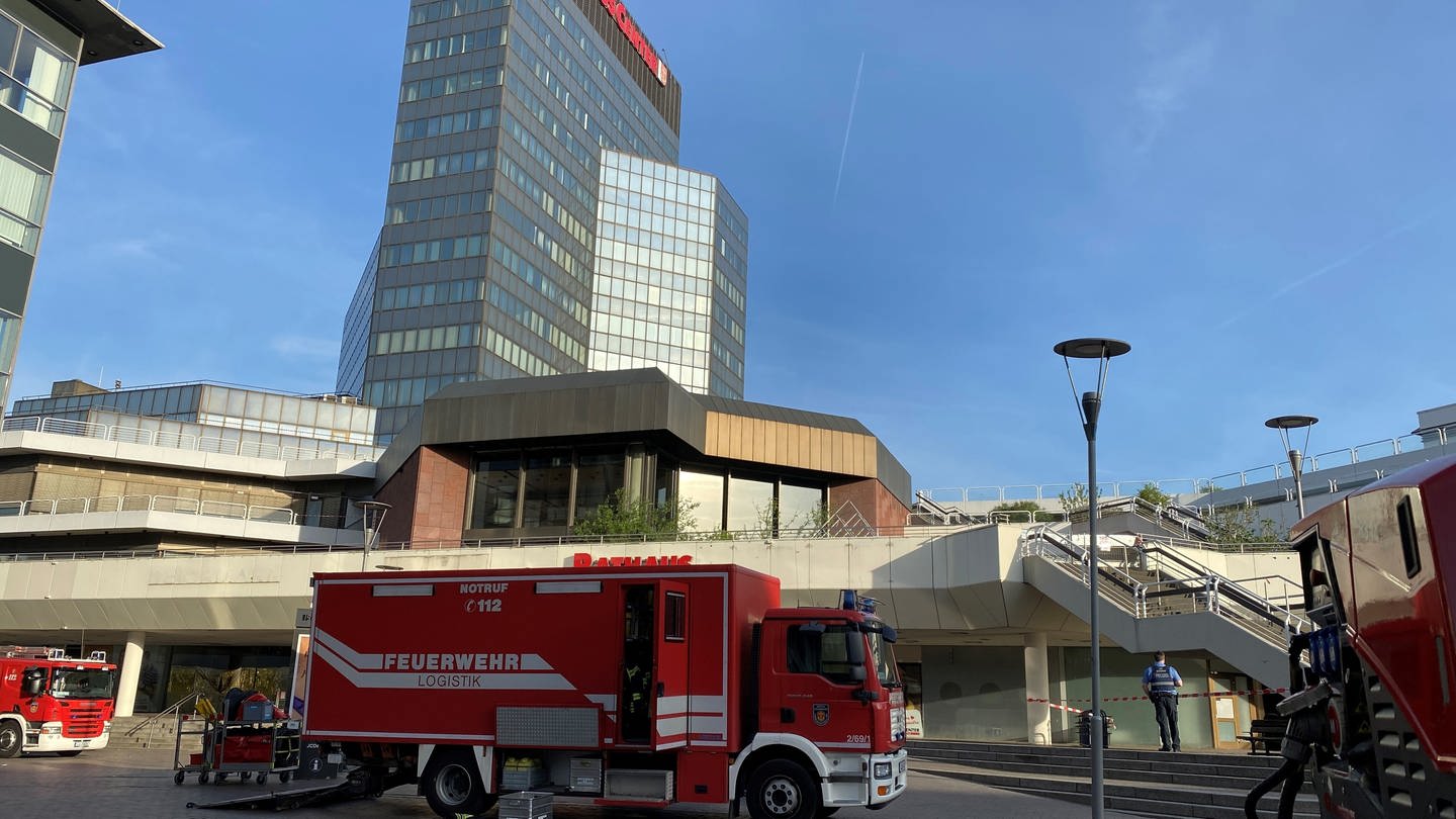 Feuerwehrauto vor dem Rathaus-Center (Foto: SWR)