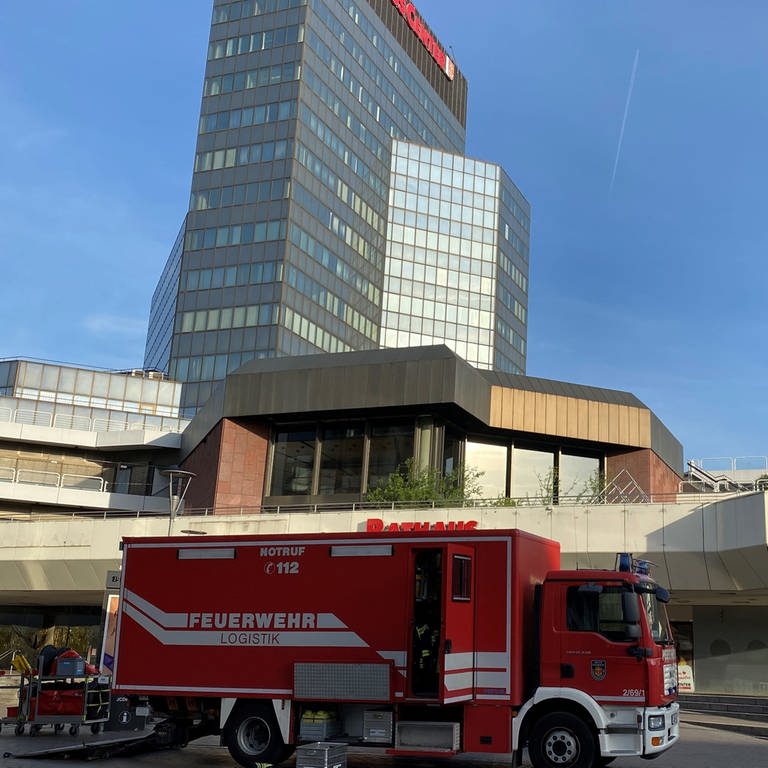 Feuerwehrauto vor dem Rathaus-Center (Foto: SWR)