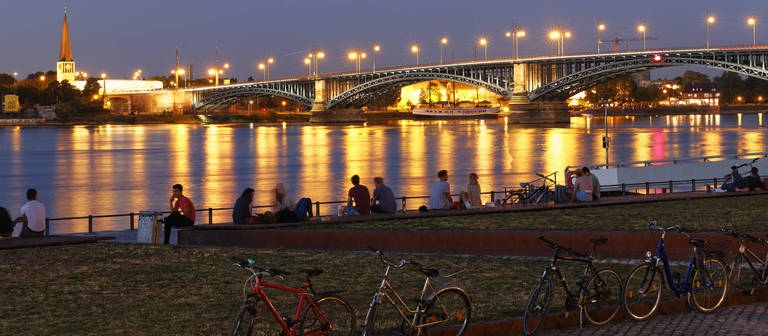 Rheinufer in Mainz mit jungen Menschen (Foto: IMAGO, IMAGO / Westend61)