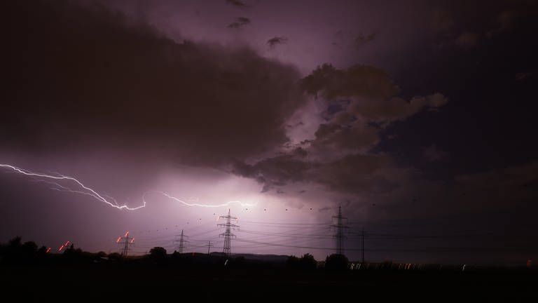 Blitze zucken über den Nachthimmel. (Foto: dpa Bildfunk, picture alliance/dpa/Andreas Rosar Fotoagentur-Stuttg | Andreas Rosar Fotoagentur-Stuttgart)