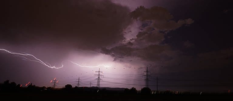 Blitze zucken über den Nachthimmel. (Foto: dpa Bildfunk, picture alliance/dpa/Andreas Rosar Fotoagentur-Stuttg | Andreas Rosar Fotoagentur-Stuttgart)