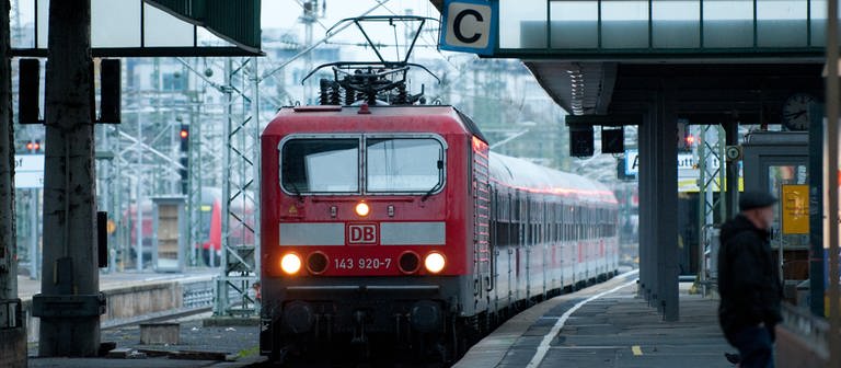 Stuttgart: Ein Regionalzug fährt in den Hauptbahnhof ein. (Foto: dpa Bildfunk, picture alliance / Marijan Murat/dpa)