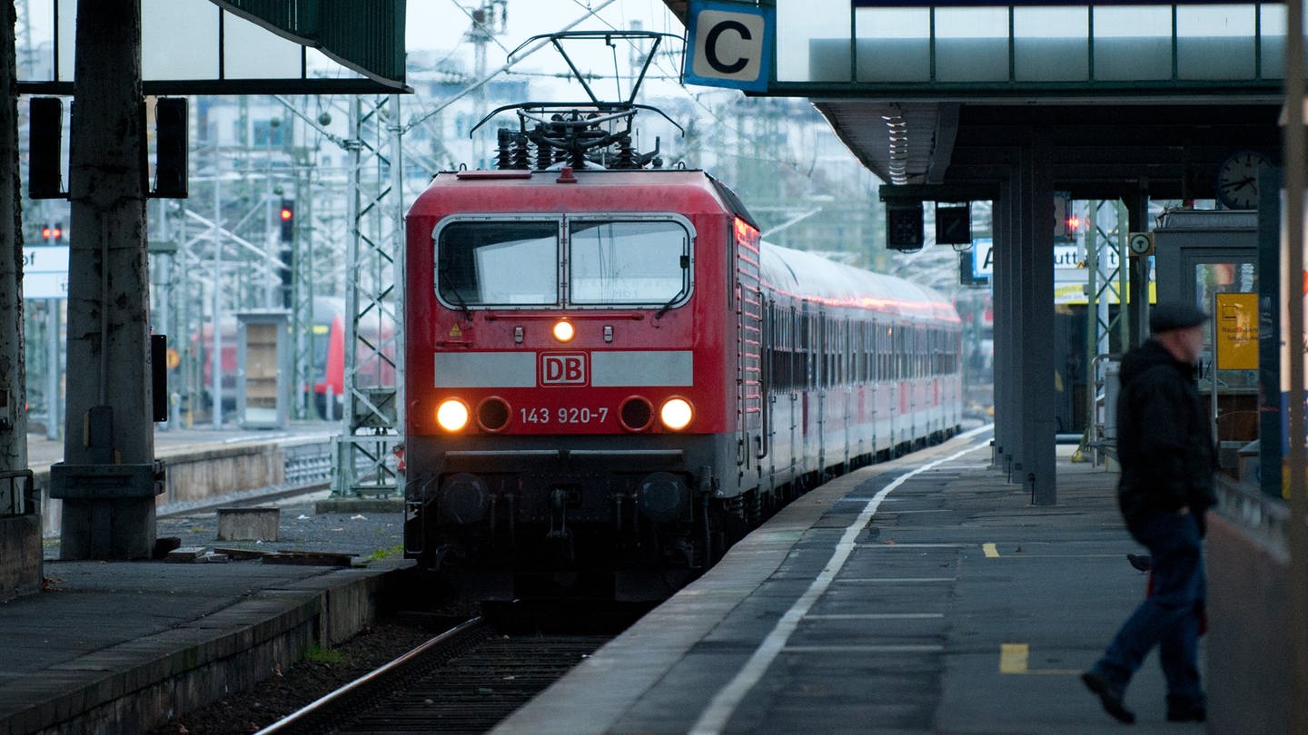Stuttgart: Ein Regionalzug fährt in den Hauptbahnhof ein.