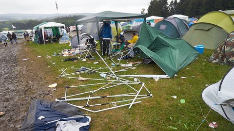 Zurückgelassene Zelte bei "Rock am Ring". (Foto: dpa Bildfunk, picture alliance/dpa | Thomas Frey)