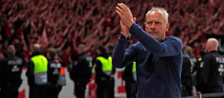 Der Trainer des SC Freiburg, Christian Streich, applaudiert nach dem verlorenen Pokalfinale den Fans im Berliner Olympiastadion zu. (Foto: IMAGO, IMAGO / Jan Huebner)