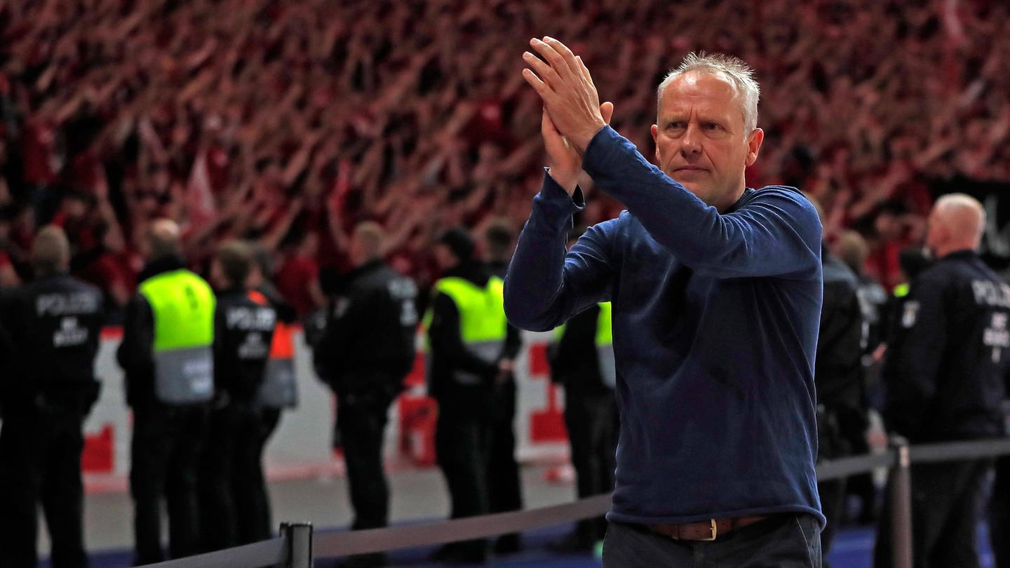 Der Trainer des SC Freiburg, Christian Streich, applaudiert nach dem verlorenen Pokalfinale den Fans im Berliner Olympiastadion zu.