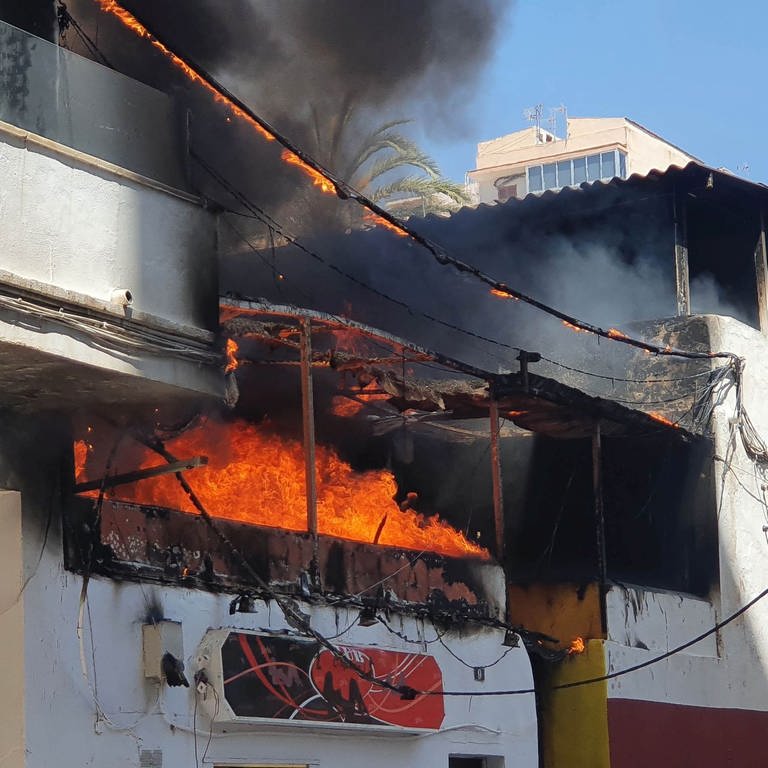 Das Restaurant «Why Not» in der Nähe des Ballermanns steht in Flammen. (Foto: dpa Bildfunk, picture alliance/dpa/5vision)