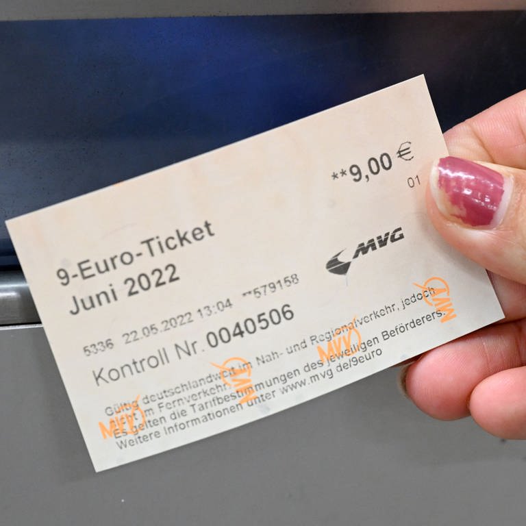 Ein 9-Euro-Ticket wird von einer Hand nah in die Kamera gehalten. (Foto: dpa Bildfunk, picture alliance/dpa | Felix Hörhager)