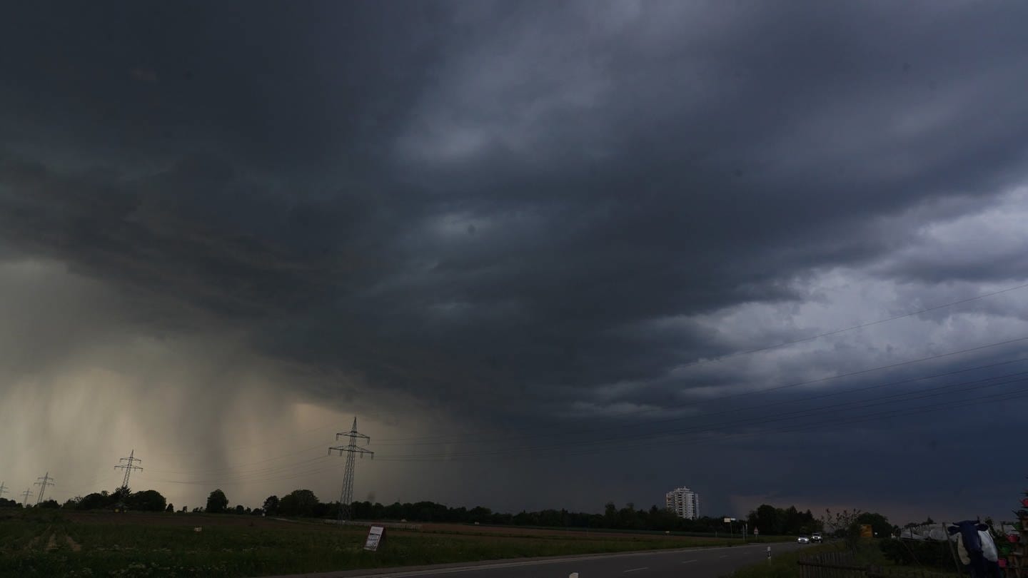 Dunkle Gewitterwolken mit Regenschauer (Foto: dpa Bildfunk, picture alliance/dpa | Andreas Rosar)