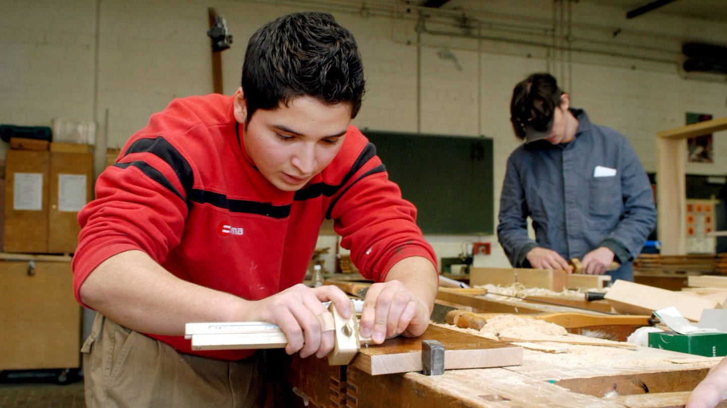 Ein Schüler am werkeln bei einem Praktikum in der Tischlerei. (Foto: IMAGO, IMAGO / JOKER)