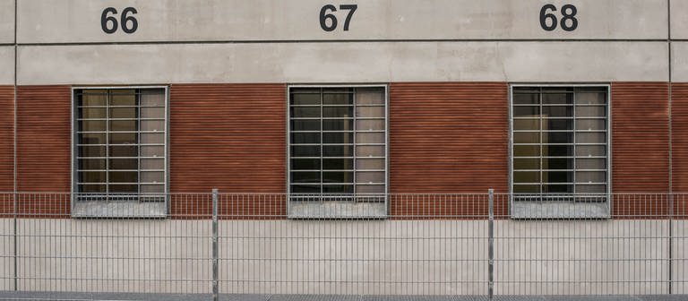 Gefängnis von außen in Stuttgart Stammheim (Foto: IMAGO, IMAGO / Lichtgut)