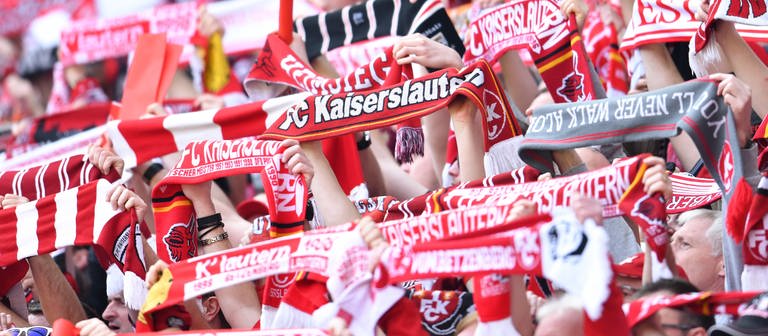  Fans des 1. FC Kaiserslautern halten vor Spielbeginn Fanschals in die Höhe.  (Foto: dpa Bildfunk, picture alliance/dpa | Uwe Anspach)