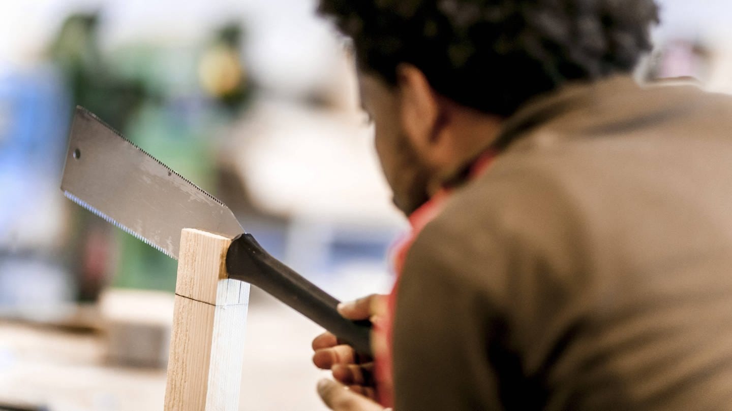 Ein Fluechtling arbeitet in der Uebungswerkstatt fuer Handwerksausbildung der Initiative Arrivo der Handwerkskammer Berlin