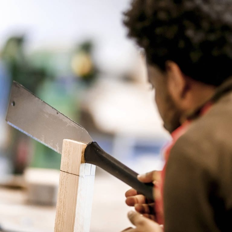 Ein Fluechtling arbeitet in der Uebungswerkstatt fuer Handwerksausbildung der Initiative Arrivo der Handwerkskammer Berlin  (Foto: IMAGO, IMAGO / photothek)