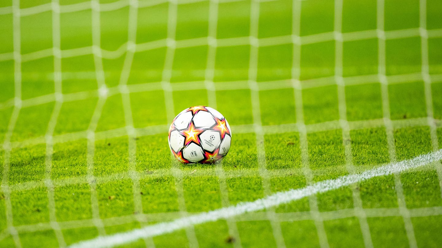 Fußball liegt in einem Tor (Foto: IMAGO, IMAGO / Hartmut Bösener)