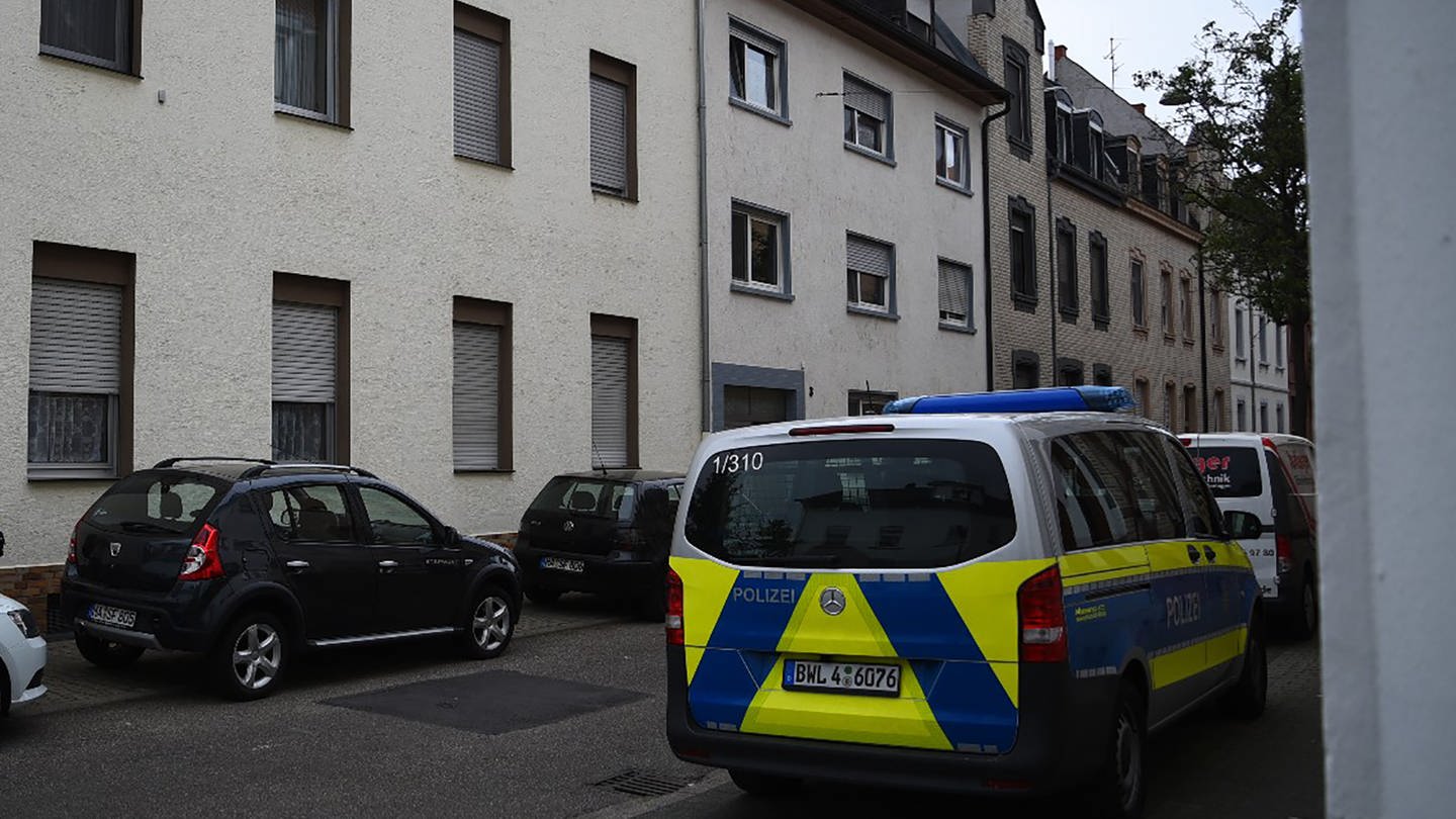 Ein Fahrzeug der Polizei steht in einer Straße im Stadtteil Waldhof. Nach einem Polizeieinsatz ist ein Mann ums Leben gekommen. (Foto: IMAGO, picture alliance/dpa | Rene Priebe)