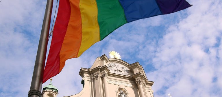 Symbolbild zum Thema Homosexualität und Kirche: Regenbogenflagge weht vor der Peterskirche anlässlich des CSD Christopher Street Days in München (Foto: IMAGO, IMAGO / Ralph Peters)