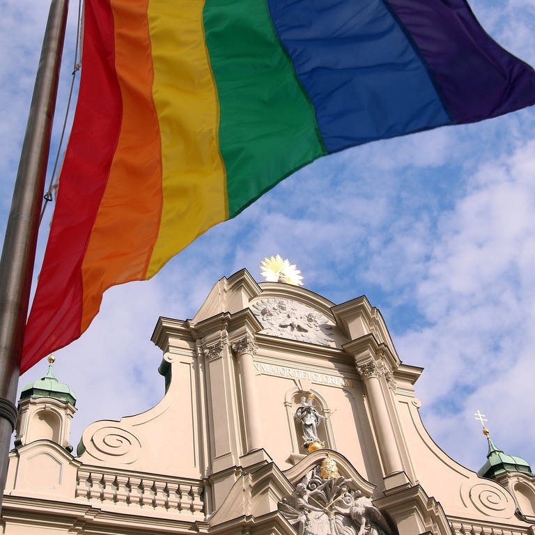 Symbolbild zum Thema Homosexualität und Kirche: Regenbogenflagge weht vor der Peterskirche anlässlich des CSD Christopher Street Days in München (Foto: IMAGO, IMAGO / Ralph Peters)