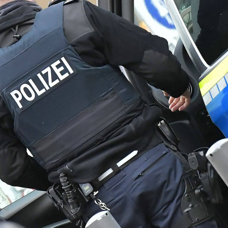Ein Polizist in Frankfurt am Main. (Foto: IMAGO, IMAGO / Jan Huebner)