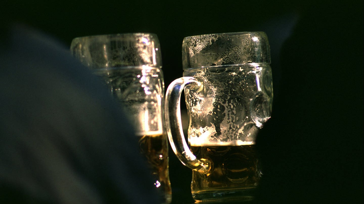 Bierglas oder Bierkasten als Symbol für Alkohol Sucht und Bierpreis