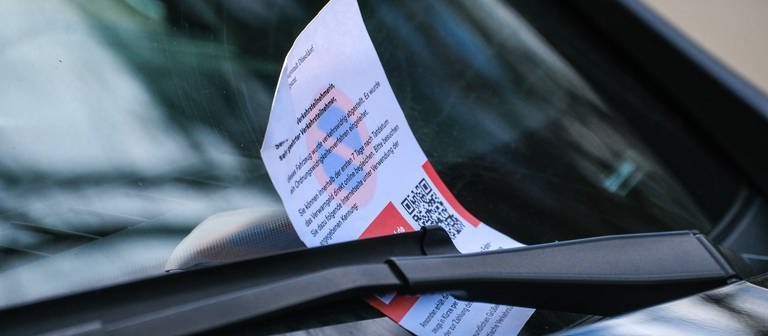 Strafzettel an Auto (Foto: IMAGO, IMAGO / Michael Gstettenbauer)
