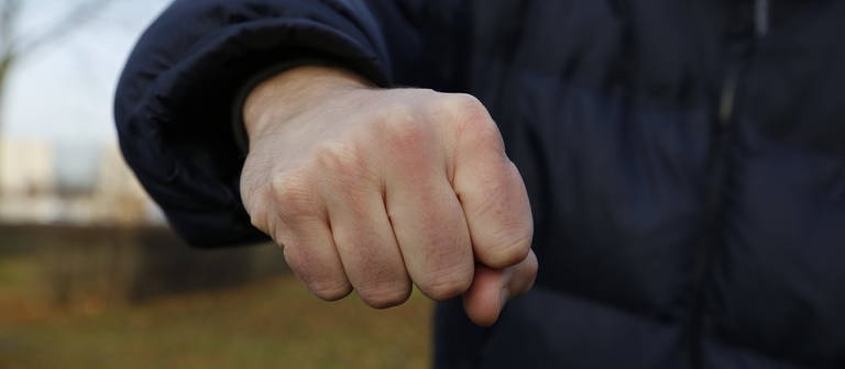 Ein Mann ballt seine Hand zu einer Faust. (Foto: IMAGO, Symbolbild: IMAGO / STPP)