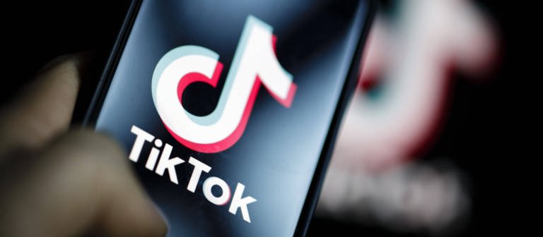 Symbolfoto: Das Logo des chinesischen Videoportal TikTok wird auf einem Smartphone angezeigt. (Foto: IMAGO, IMAGO / photothek)