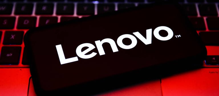Smartphone Brands Lenovo logo displayed on a phone screen and laptop keyboard are seen in this illustration photo taken in Krakow (Foto: IMAGO, IMAGO / NurPhoto)