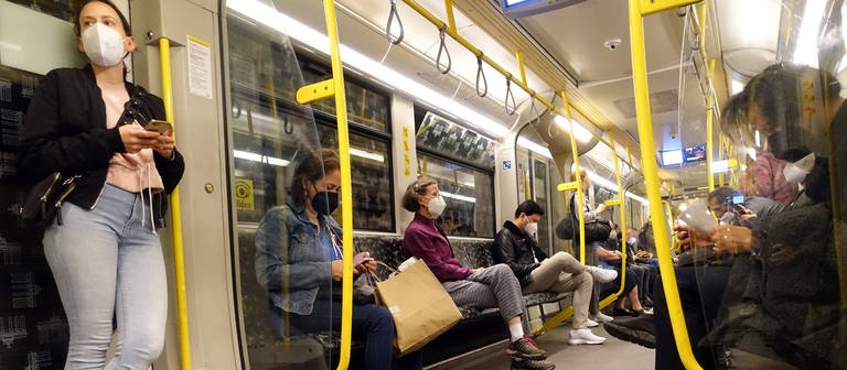 In Deutschland bleibt die Maskenpflicht in Bus und Bahn bestehen.  (Foto: IMAGO, IMAGO / Frank Sorge)