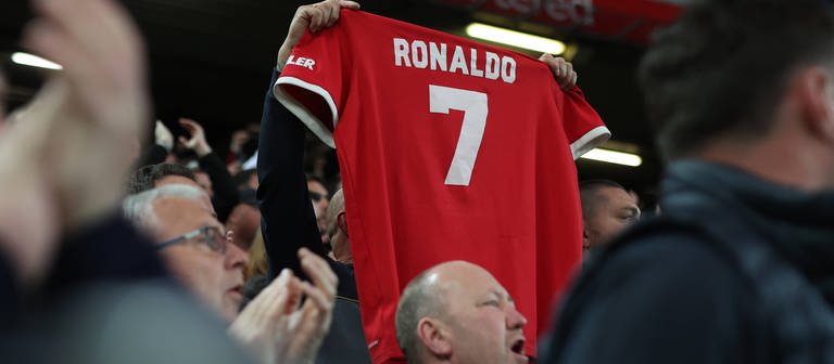 Fans von Manchester United feiern Ronaldo nachdem der bekannt gab, dass sein Sohn bei der Geburt gestorben ist.  (Foto: IMAGO, IMAGO / Shutterstock)