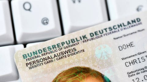 Deutscher Personalausweis  (Foto: IMAGO, Christian Ohde)