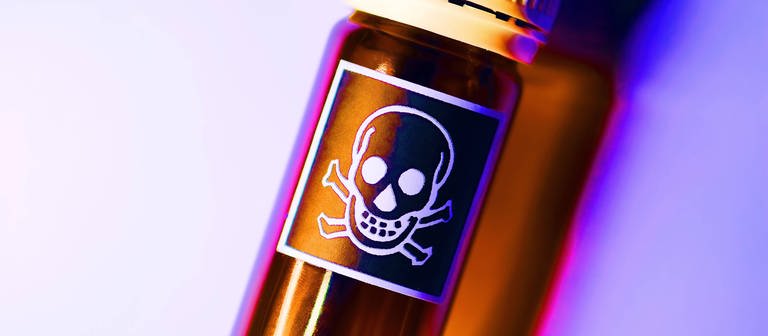 Ein Fläschchen mit einem Totenkopf als Zeichen für giftige Inhaltsstoffe. (Foto: IMAGO, IMAGO / McPHOTO)