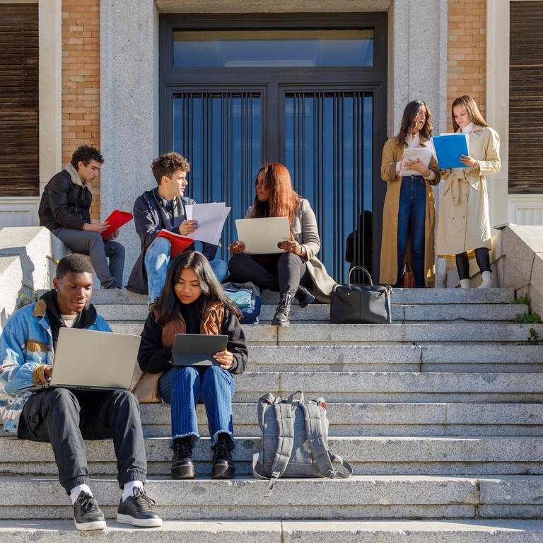 Studierende auf der Treppe vor der Universität.  (Foto: IMAGO, IMAGO / Westend61)
