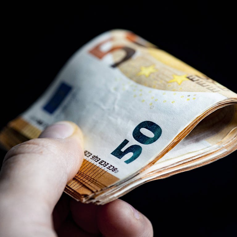 Eine Hand hält mehrere 50-Euro-Scheine (Foto: IMAGO, IMAGO / ANP)