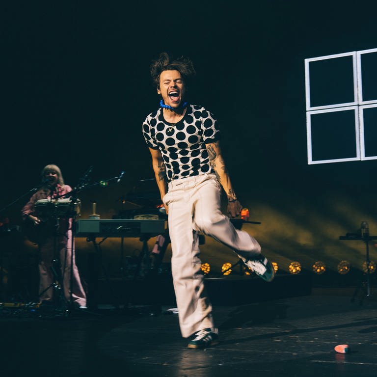 Ein Handout-Foto vom 24.05.22 zeigt Sänger Harry Styles, der in der Brixton Academy im Süden Londons einen "One Night Only"-Auftritt absolviert, um sein neues Album vorzustellen. (Foto: dpa Bildfunk, picture alliance/dpa/PA Media | Lloyd Wakefield)