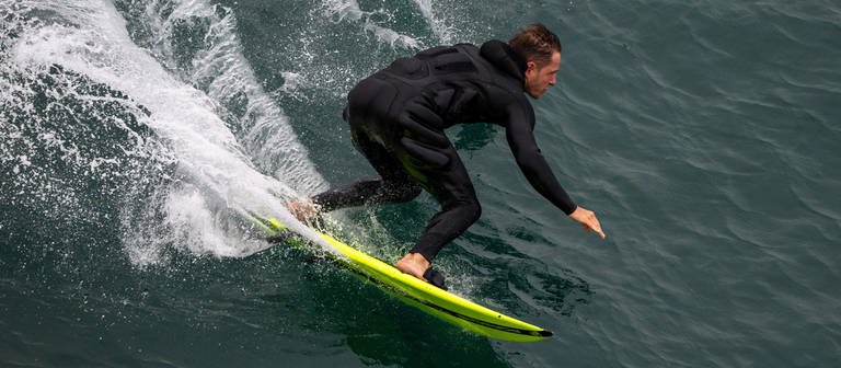 Sebastian Steudtner knackt den Weltrekord im Surfen auf der höchsten Welle. (Foto: DASDING, picture alliance/dpa/limax images | Joerg Mitter)