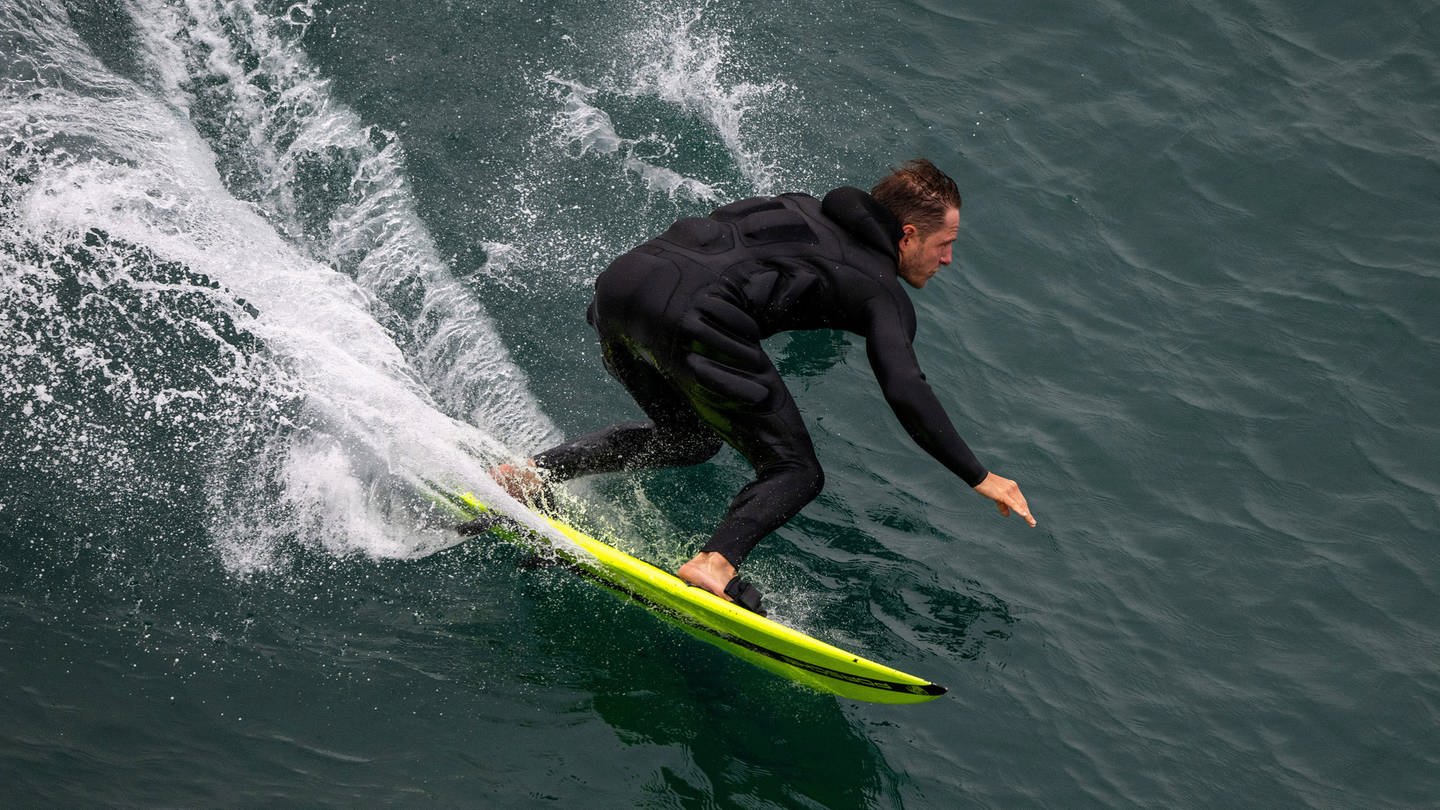 Sebastian Steudtner knackt den Weltrekord im Surfen auf der höchsten Welle.