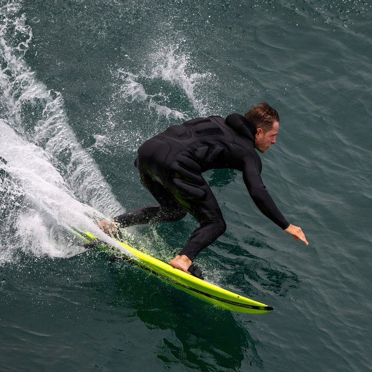 Sebastian Steudtner knackt den Weltrekord im Surfen auf der höchsten Welle. (Foto: DASDING, picture alliance/dpa/limax images | Joerg Mitter)