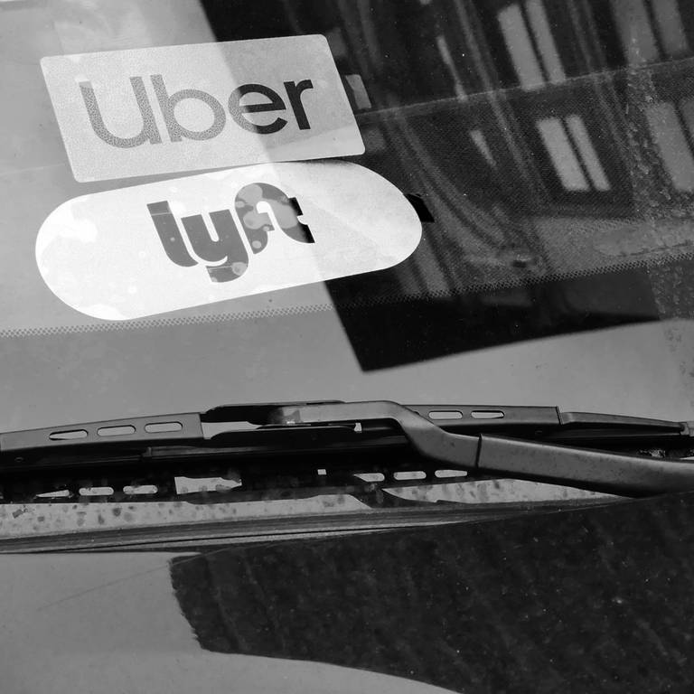 Ein Auto mit Uber und Lyft Aufklebern. (Foto: IMAGO, IMAGO / ZUMA Wire)