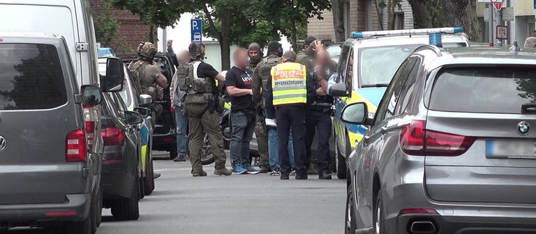 Polizeieinsatz nach der mutmaßlichen Sichtung einer Waffe in Dinslaken. (Foto: dpa Bildfunk, picture alliance/dpa/TNN | Erwin Pottgießer)