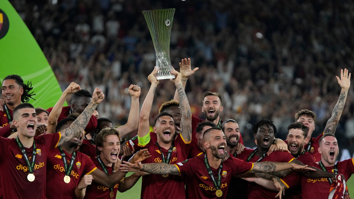Spieler von Rom feiern mit der Trophäe nach dem Sieg im Finale.