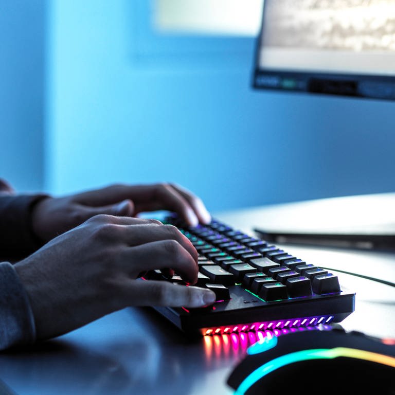 Teenager zockt am PC mit einer Tastatur (Foto: IMAGO, IMAGO / Westend61)