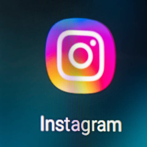 Auf dem Bildschirm eines Smartphones sieht man das Logo der App Instagram.  (Foto: dpa Bildfunk, Fabian Sommer)
